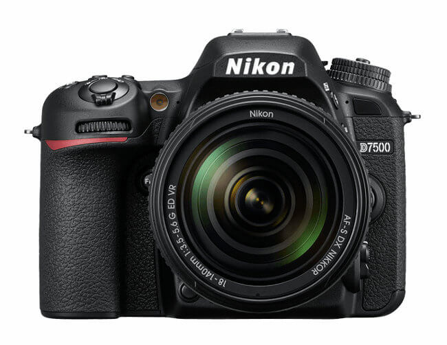 Nikon D7500 - Vista frontal con objetivo 18-140mm